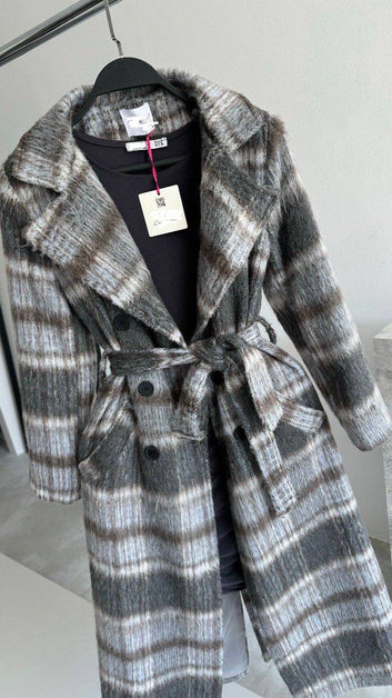 Timeless Plaid Belted Coat – Double-Breasted Elegance