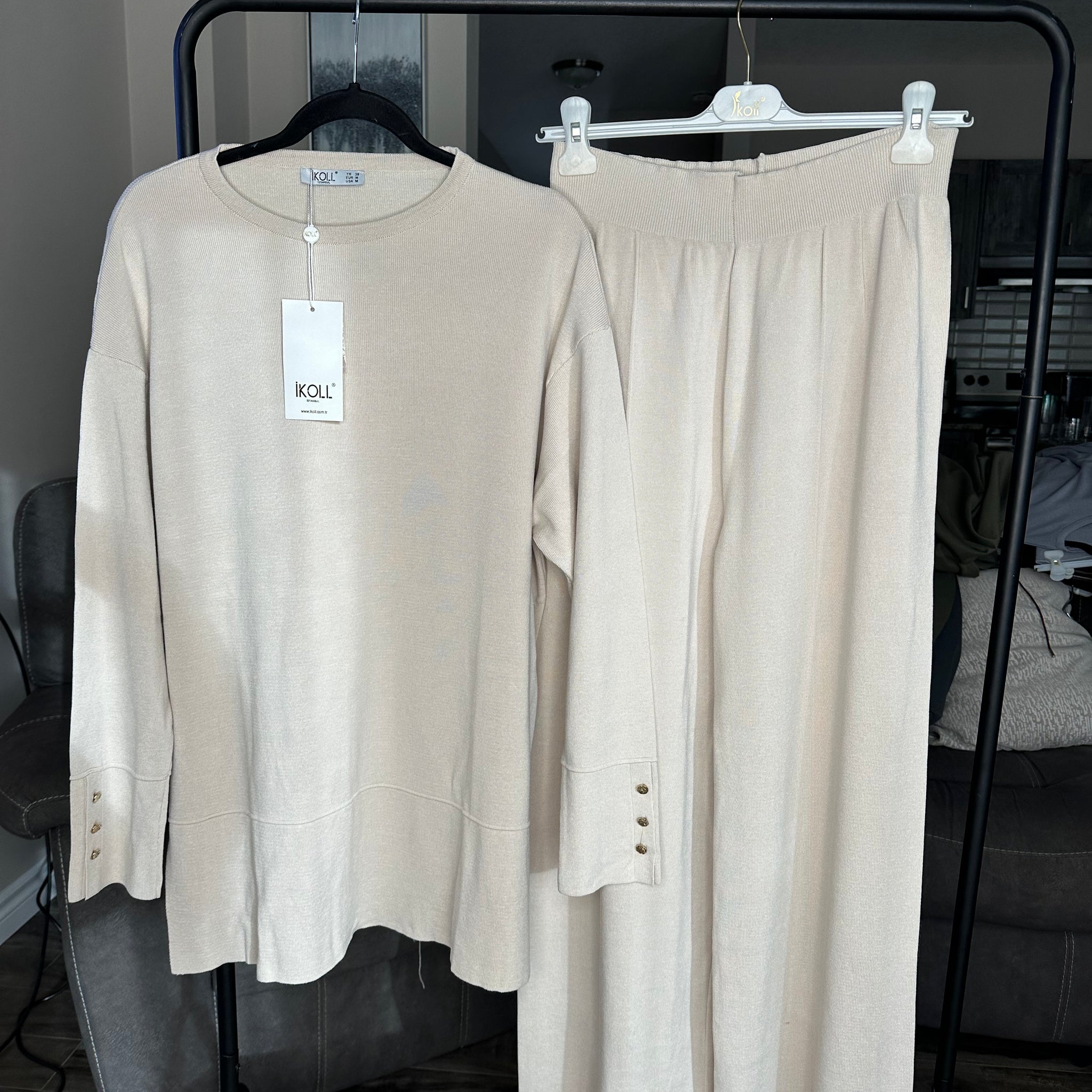 Simple Chic – Sleek Knitwear by Ikoll