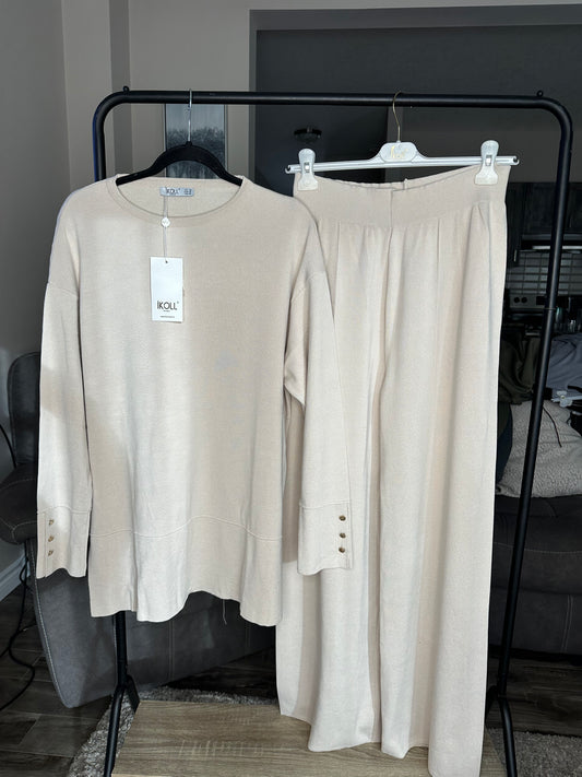 Simple Chic – Sleek Knitwear by Ikoll