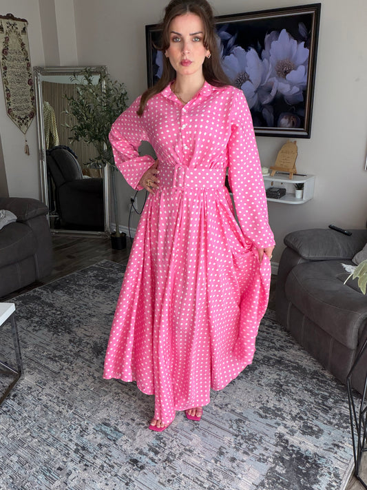 Belted Polka‑Dot Maxi Dress – الفستان الترند المنقط