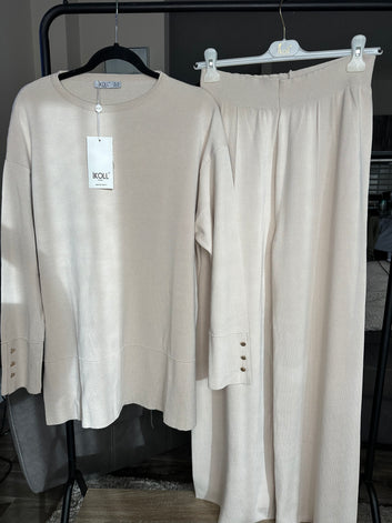 Simple Chic – Sleek Knitwear by Ikoll